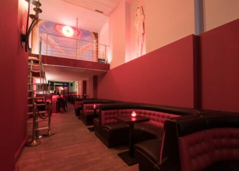 Blick-zur-Bar_von-Treppe-aus-2