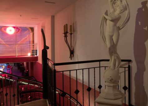 Eingangsbereich-Statue-Treppe_Schw-2